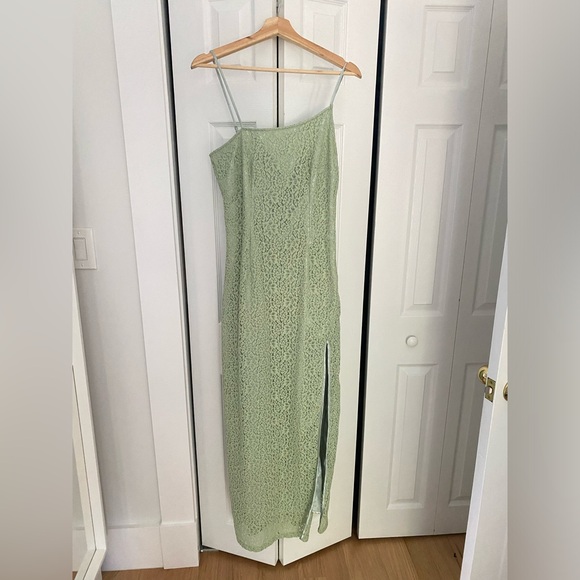 Asymmetric maxi lace dress with leg split - Picture 4 of 6